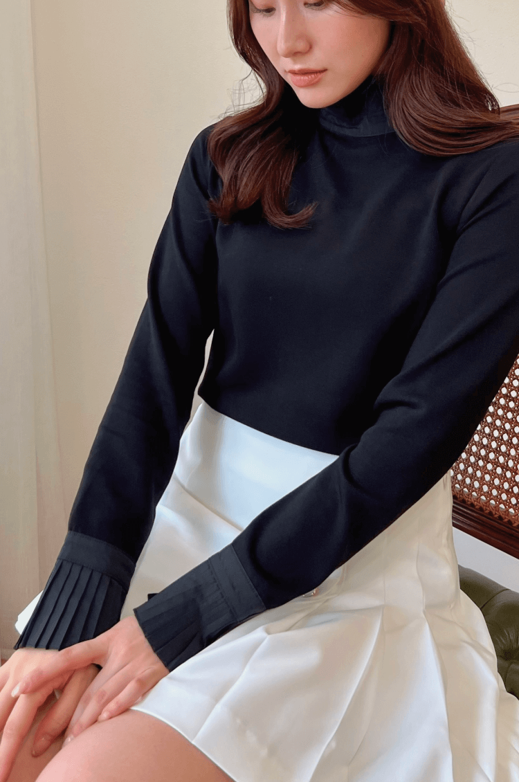 Pleats high neck black