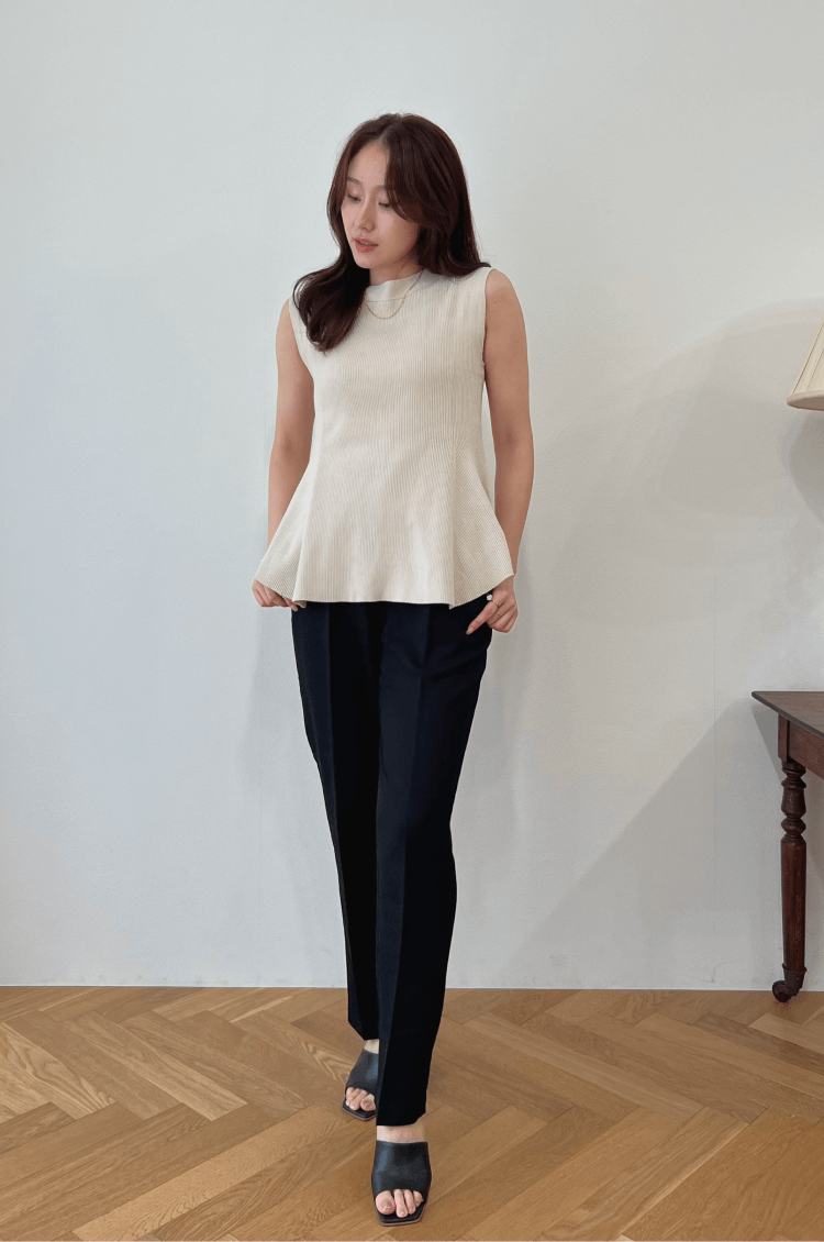 Flare no sleeve knit top beige