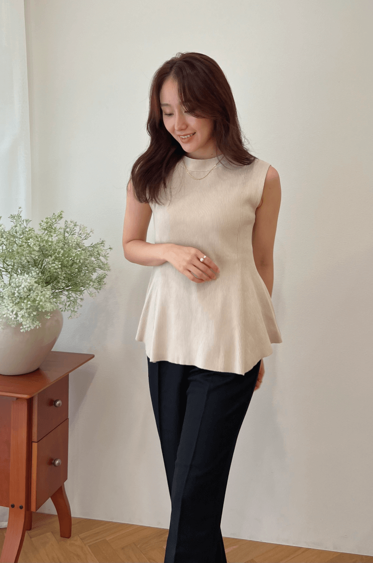 Flare no sleeve knit top beige
