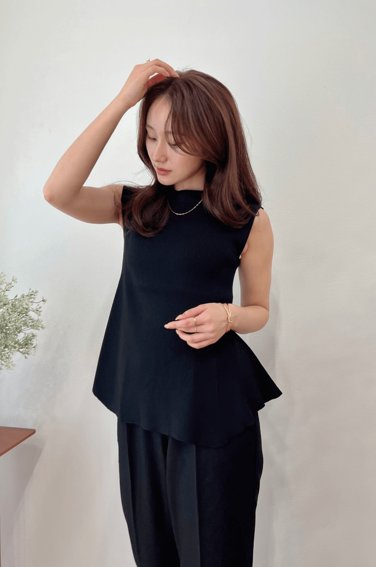 Flare no sleeve knit top black