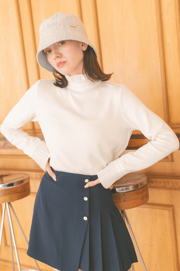 Pleats high neck white