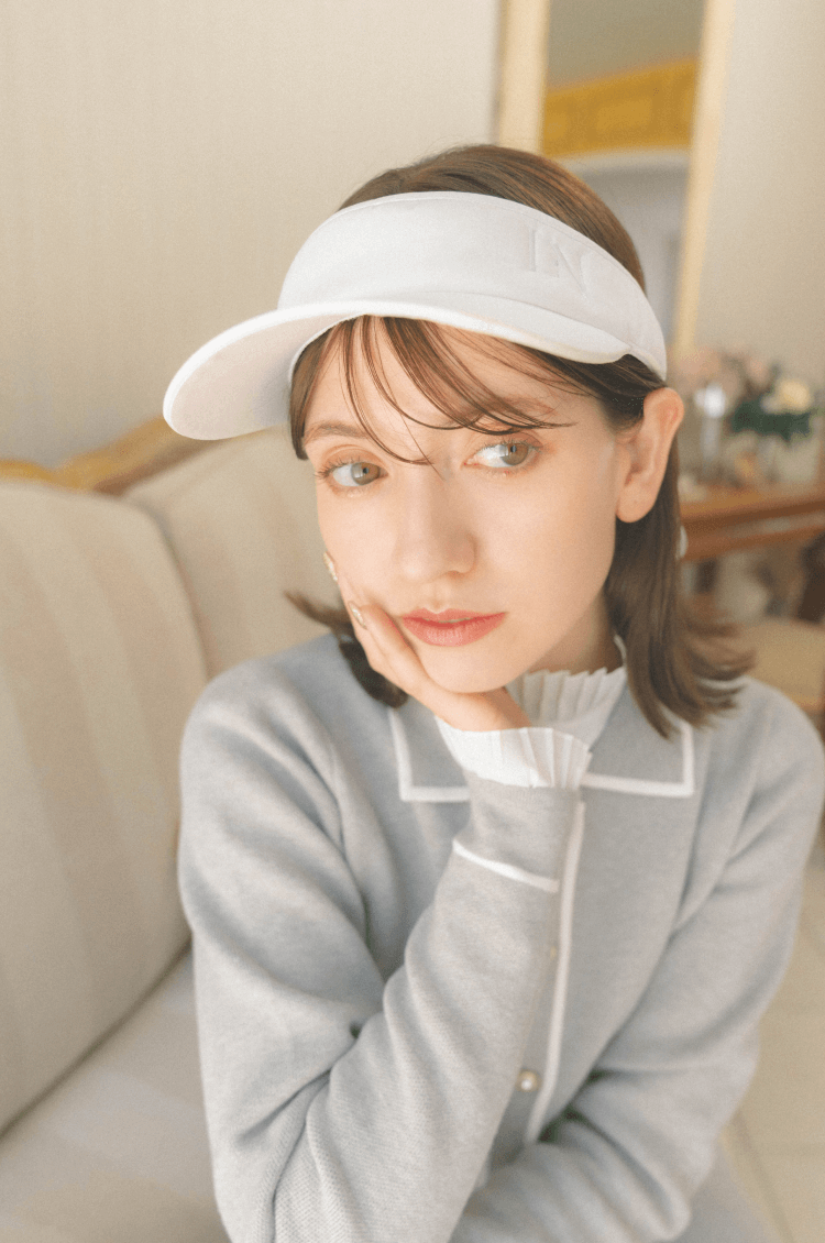 Pleats high neck white