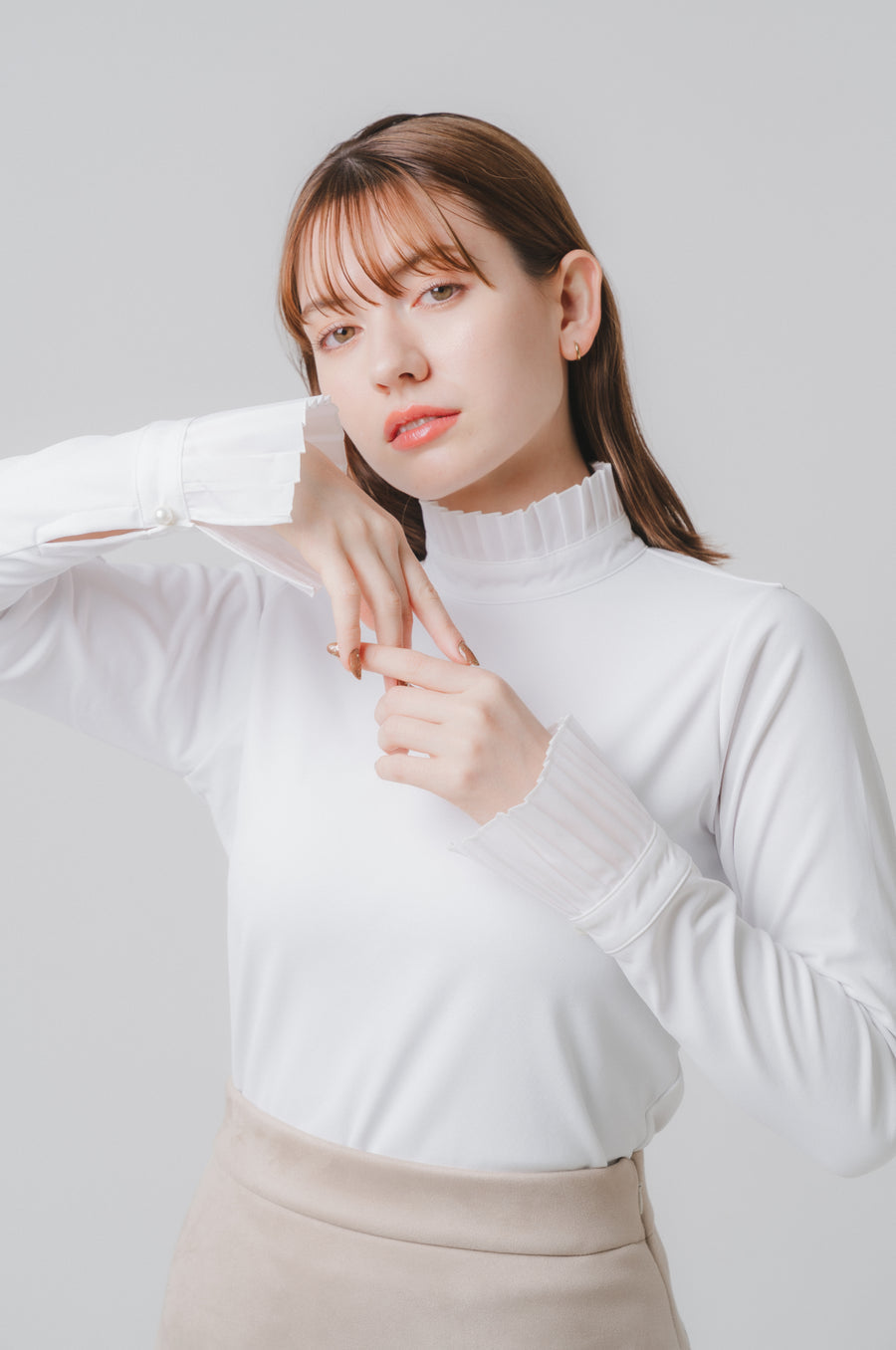 Pleats high neck white