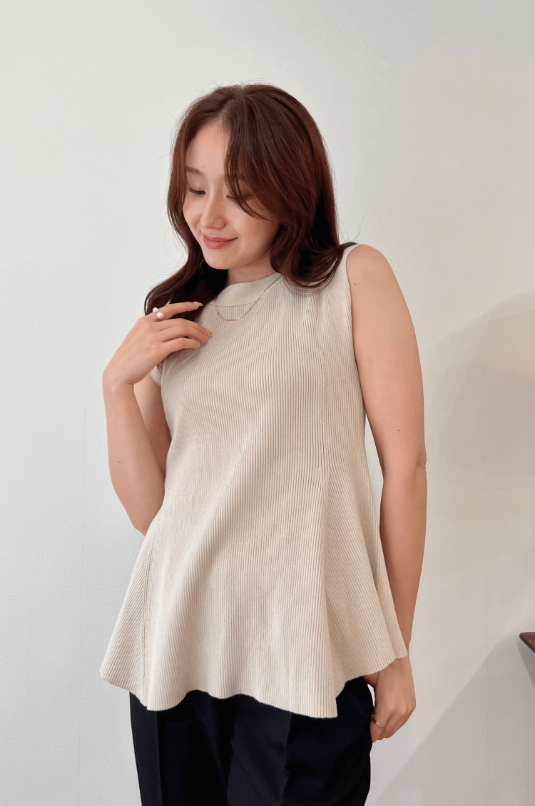 Flare no sleeve knit top beige