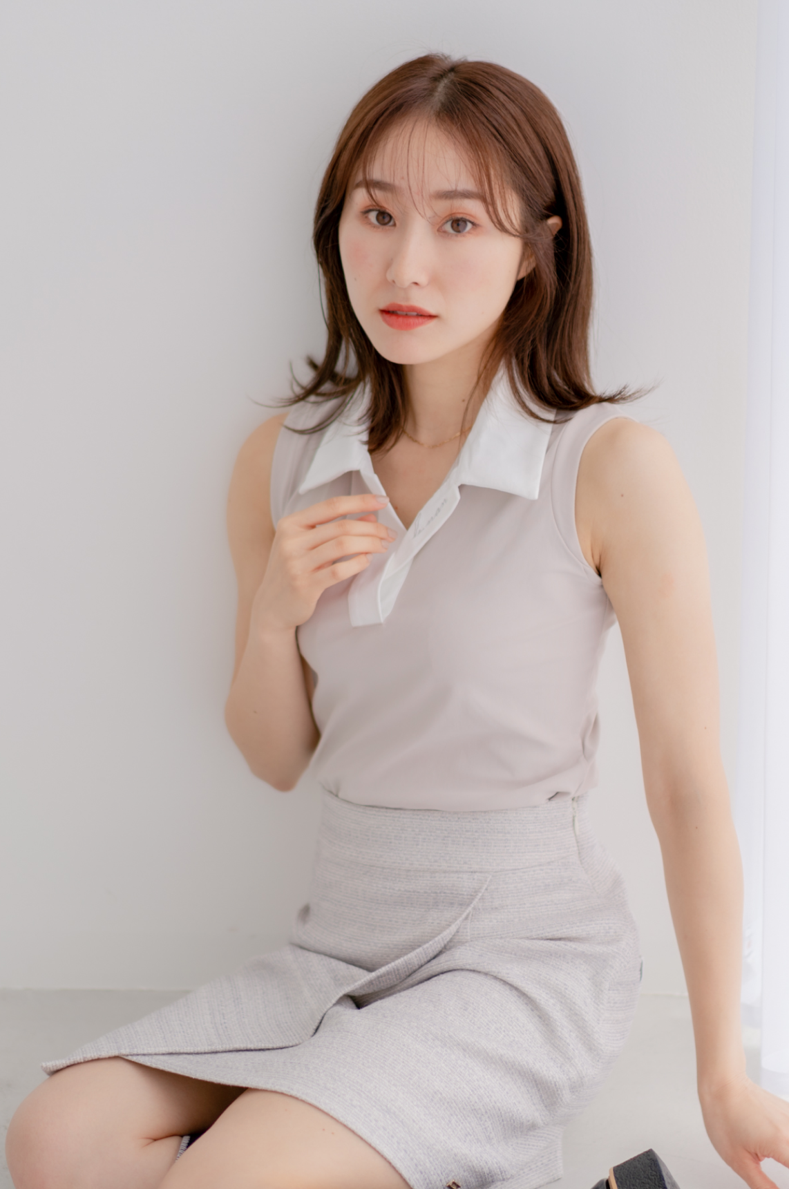 Open collar no-sleeve top (beige)